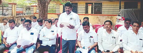ಸಂಡೂರಿನಲ್ಲಿ ತಾಲೂಕು ಗಣಿ ಅದಿರು ಸಾಗಣೆ ಗುತ್ತಿಗೆದಾರರ ಸಭೆಯಲ್ಲಿ ಸಂಘದ ಅಧ್ಯಕ್ಷ ಬಿ.ನವಲೂಟಿ ಜಯಣ್ಣ ಮಾತನಾಡಿದರು. 