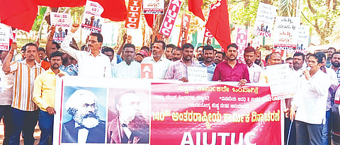 ಸಂಡೂರು ತಾಲೂಕಿನ ನರಸಾಪುರದಲ್ಲಿ ಎಐಯುಟಿಯುಸಿ, ಸಂಯುಕ್ತ ಗಣಿ ಕಾರ್ಮಿಕರ ಸಂಘದಿಂದ ಕಾರ್ಮಿಕ ದಿನ ಆಚರಿಸಲಾಯಿತು. 