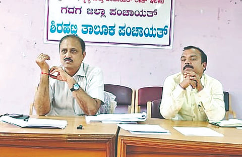 ಶಿರಹಟ್ಟಿ ತಾಲೂಕು ಪಂಚಾಯಿತಿ ಸಾಮರ್ಥ್ಯ ಸೌಧದಲ್ಲಿ ಇಲಾಖಾವಾರು ಪ್ರಗತಿ ಪರಿಶೀಲನಾ ಸಾಮಾನ್ಯ ಸಭೆಯಲ್ಲಿ ತಾ.ಪಂ ಆಡಳಿತಾಧಿಕಾರಿ ಎ.ಎ. ಕಂಬಾಳಿಮಠ ಮಾತನಾಡಿದರು. ತಾ.ಪಂ ಕಾರ್ಯನಿರ್ವಾಹಕ ಅಧಿಕಾರಿ ರಾಮಣ್ಣ ದೊಡ್ಡಮನಿ ಇದ್ದರು.