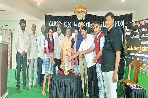 ತರೀಕೆರೆಯಲ್ಲಿ ನವಮಾಧ್ಯಮಗಳ ತರಬೇತಿ ಶಿಬಿರವನ್ನು ಟಿ.ಎಸ್.ಮೋಹನ್‌ಕುಮಾರ್, ಎಂ.ಡಿ.ಮಂಜುನಾಥ್ ಉದ್ಘಾಟಿಸಿದರು.