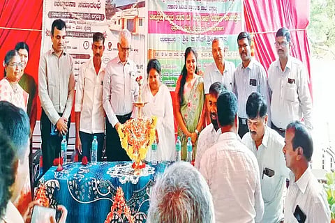 ಅಜ್ಜಂಪುರ ತಾಲೂಕಿನ ಬಗ್ಗವಳ್ಳಿ ಸರ್ಕಾರಿ ಹಿರಿಯ ಪ್ರಾಥಮಿಕ ಶಾಲೆ ಕಟ್ಟಡವನ್ನು ಜಿಪಂ ಸಿಇಒ ಡಾ. ಎಚ್.ಎಸ್.ಕೀರ್ತನಾ ಉದ್ಘಾಟಿಸಿದರು. ಬಿ.ಎಸ್.ರಾಜು, ತಿಮ್ಮರಾಜು, ವಿನಾಯಕ್ ಸಾಗರ್, ಜಿ.ಎಸ್.ರಚನಾ, ಎಂ.ಕೆ.ವಿಜಯಕುಮಾರ್, ಎಚ್.ಎ.ಪರಶುರಾಮಪ್ಪ ಇತರರಿದ್ದರು.