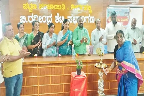 ತೀರ್ಥಹಳ್ಳಿ ಪಪಂಯಲ್ಲಿ ನಡೆದ ಪೌರಕಾರ್ಮಿಕರ ದಿನಾಚರಣೆಯನ್ನು ಹಿರಿಯ ಪೌರ ಕಾರ್ಮಿಕರಾದ ಶ್ರೀಮತಿ ಲಕ್ಷ್ಮಮ್ಮ ಮೂಲಕ ದೀಪ ಬೆಳಗಿಸಿ ಉಧ್ಘಾಟನೆ ನೆರವೇರಿಸಿದರು. ಪಪಂ ಅಧ್ಯಕ್ಷ ರತ್ನಾಕರ ಶೆಟ್ಟಿ, ಉಪಾಧ್ಯಕ್ಷೆ ಗೀತಾರಮೇಶ್, ಮುಖ್ಯಾಧಿಕಾರಿ ಡಿ.ರಾಜು ಇದ್ದರು.