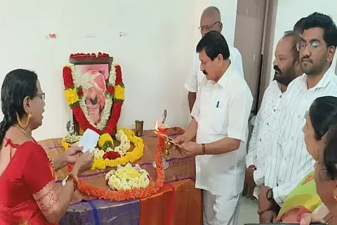 ತೀರ್ಥಹಳ್ಳಿ ತಾಲೂಕು ಕಚೇರಿಯಲ್ಲಿ ಕೆಂಪೇಗೌಡ ಅವರ ಜನ್ಮದಿನಾಚರಣೆಯನ್ನು ಶಾಸಕ ಆರಗ ಜ್ಞಾನೇಂದ್ರ ಉದ್ಘಾಟಿಸಿದರು. ರತ್ನಾಕರ ಶೆಟ್ಟಿ, ಎಸ್.ರಂಜಿತ್, ಕೃಷ್ಣಮೂರ್ತಿ ಇತರರಿದ್ದರು.