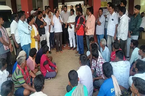ತೀರ್ಥಹಳ್ಳಿ ತಾಲೂಕು ಆಡಳಿತದಿಂದ ಕಿರುಕುಳ ನೀಡಲಾಗುತ್ತಿದೆ ಎಂದು ಆರೋಪಿಸಿ ತಾಲೂಕು ಕಚೇರಿ ಎದುರು ಮಾಜಿ ಶಾಸಕ ಕಿಮ್ಮನೆ ರತ್ನಾಕರ್ ನೇತೃತ್ವದಲ್ಲಿ ಕುರುವಳ್ಳಿ ಬಂಡೆ ಕಾರ್ಮಿಕರು ಪ್ರತಿಭಟನೆ ನಡೆಸಿದರು. ಪ್ರಭಾಕರ್, ಗೀತಾ ರಮೇಶ್, ಮಂಜುಳಾ ನಾಗೇಂದ್ರ, ಕೆಸ್ತೂರು ಮಂಜುನಾಥ್ ಇತರರಿದ್ದರು.