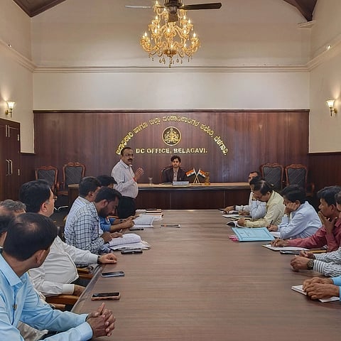 ಪ್ರಧಾನ ಮಂತ್ರಿ ಮಾನ್-ಧನ್ ವಂತಿಗೆ ಆಧಾರಿತ ಪಿಂಚಣಿ ಯೋಜನೆ ಕುರಿತು ಬೆಳಗಾವಿ ಜಿಲ್ಲಾಧಿಕಾರಿ ಮೊಹಮ್ಮದ್ ರೋಷನ್ ಮಂಗಳವಾರ ಸಭೆ ನಡೆಸಿದರು. 
