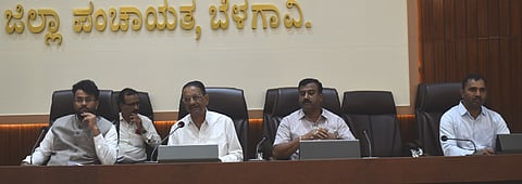 ಬೆಳಗಾವಿಯಲ್ಲಿ ಗುರುವಾರ ಗ್ಯಾರಂಟಿ ಯೋಜನೆಗಳ ಅನುಷ್ಠಾನ ಪ್ರಾಧಿಕಾರ ಉಪಾಧ್ಯಕ್ಷ ಎಸ್.ಆರ್.ಪಾಟೀಲ ಸಭೆ ನಡೆಸಿದರು. ರಾಹುಲ ಶಿಂಧೆ, ವಿನಯ ನಾವಲಗಟ್ಟಿ ಇತರರಿದ್ದರು.
