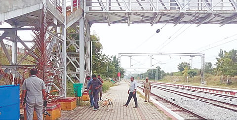 ದೆಹಲಿ ಕಾರು ಸ್ಪೋಟದ ಘಟನೆ ಹಿನ್ನೆಲೆಯಲ್ಲಿ ನಾಗಮಂಗಲ ತಾಲೂಕಿನ ಬಿಜಿ ನಗರ ರೈಲ್ವೆ ನಿಲ್ದಾಣದಲ್ಲಿ ವಿದ್ವಂಸಕ ಕೃತ್ಯ ತಡೆ ತಂಡದಿಂದ ಮುಂಜಾಗ್ರತ ಕ್ರಮವಾಗಿ ತಪಾಸಣೆ ನಡೆಸಲಾಯಿತು.
