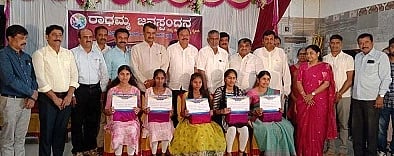 ಆಲೂರಿನಲ್ಲಿ ಆಯೋಜಿಸಿದ್ದ  ಕಾರ್ಯಕ್ರಮದಲ್ಲಿ ಪ್ರತಿಭಾನ್ವಿತ ವಿದ್ಯಾರ್ಥಿಗಳನ್ನು ಸನ್ಮಾನಿಸಲಾಯಿತು. ಎಂ.ಕೆ.ಪ್ರಾಣೇಶ್, ಎ.ಟಿ. ರಾಮಸ್ವಾಮಿ, ಸಿ.ಎಸ್.ಪುಟ್ಟೇಗೌಡ, ಬಿ.ಎ.ಪರಮೇಶ್, ಬಾಗೂರು ಮಂಜೇಗೌಡ, ಎ.ಜೆ.ಕೃಷ್ಣೇಗೌಡ ಇದ್ದರು. 