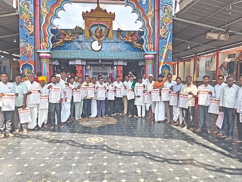 ಆಲಮಟ್ಟಿ ಸಮೀಪದ ಸುಕ್ಷೇತ್ರ ಯಲಗೂರು ಗ್ರಾಮದ ಯಲಗೂರೇಶ್ವರ ದೇವಸ್ಥಾನದಲ್ಲಿ ಕಾಂಗ್ರೆಸ್ ಮುಖಂಡ ಸಿ.ಬಿ. ಅಸ್ಕಿ ಅವರ ನೇತೃತ್ವದಲ್ಲಿ ಹೊರ ತಂದಿರುವ 2026ನೇ ಸಾಲಿನ ಅಸ್ಕಿ ಫೌಂಡೇಶನ್ ನೂತನ ವರ್ಷದ ಕ್ಯಾಲೆಂಡರನ್ನು ಶನಿವಾರ ಬಿಡುಗಡೆ ಮಾಡಲಾಯಿತು. ಬುಡ್ಡೇಸಾಬ ಚಪ್ಪರಬಂದ, ಶ್ಯಾಮ ಪಾತ್ರದ, ಮುತ್ತಣ್ಣ ಮುತ್ತಣ್ಣವರ ಇತರರಿದ್ದರು.