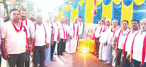 ಬನ್ನೂರಿನ ಸಂತೆಮಳದಲ್ಲಿ ಜೆಡಿಎಸ್ ಕಾರ್ಯಕರ್ತರಿಂದ ಕನ್ನಡ ರಾಜ್ಯೋತ್ಸವ ಕಾರ್ಯಕ್ರಮವನ್ನು ಆಚರಣೆ ಮಾಡಲಾಯಿತು. ತಾಲೂಕು ಒಕ್ಕಲಿಗ ಸಂಘದ ಅಧ್ಯಕ್ಷ ವೈ.ಎಸ್. ರಾಮಸ್ವಾಮಿ, ಕುಂತನಹಳ್ಳಿ ಎಲ್‌ಐಸಿ ದೇವರಾಜು, ಜೆಡಿಎಸ್ ಮುಖಂಡರಾದ ಜಯರಾಮೇಗೌಡ, ದೇವರಾಜು, ಜಯರಾಮು, ನಾರಾಯಣಸ್ವಾಮಿ, ಕುಂತನಹಳ್ಳಿ ಚಲುವರಾಜು ಸೇರಿದಂತೆ ಜೆಡಿಎಸ್ ಕಾರ್ಯಕರ್ತರು ಉಪಸ್ಥಿತರಿದ್ದರು.  