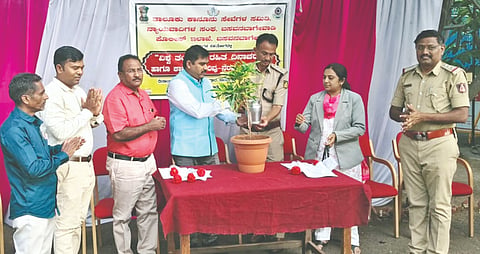 ಬಸವನಬಾಗೇವಾಡಿ ಪಟ್ಟಣದ ಪೊಲೀಸ್ ಠಾಣೆ ಆವರಣದಲ್ಲಿ ಹಮ್ಮಿಕೊಂಡಿದ್ದ ವಿಶ್ವ ತಂಬಾಕು ರಹಿತ ದಿನಾಚರಣೆ ಕಾರ್ಯಕ್ರಮವನ್ನು  ಪ್ರಧಾನ ಸಿವಿಲ್ ನ್ಯಾಯಾಧೀಶ ಅಮಿತ್ ಘಟ್ಟಿ ಉದ್ಘಾಟಿಸಿದರು. ಡಾ.ಪ್ರಕಾಶ ಗೊಟಖಂಡಿ, ಗುರುಶಾಂತ ದಾಶ್ಯಾಳ, ರಾಜೇಶ್ವರಿ ಸುತ್ತಾರ ಮತ್ತಿತರರಿದ್ದರು.
