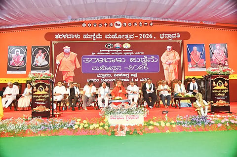 ಭದ್ರಾವತಿಯಲ್ಲಿ ಆಯೋಜಿಸಿರುವ ತರಳಬಾಳು ಹುಣ್ಣಿಮೆ ಮಹೋತ್ಸವದಲ್ಲಿ ಶ್ರೀ ಡಾ. ಶಿವಮೂರ್ತಿ ಶಿವಾಚಾರ್ಯ ಸ್ವಾಮೀಜಿ ಆಶೀರ್ವಚನ ನೀಡಿದರು. ಮಧು ಬಂಗಾರಪ್ಪ, ಎಚ್.ಕೆ.ಪಾಟೀಲ್, ವೇದವ್ಯಾಸಾಚಾರ್ ಶ್ರೀಶಾನಂದ ಇತರರಿದ್ದರು.