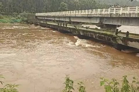ಚಿಕ್ಕಮಗಳೂರು ಜಿಲ್ಲೆಯ ಕಟ್ಟೆಹೊಳೆ ಸಮೀಪ ಭದ್ರಾ ನದಿ ಅಪಾಯದ ಮಟ್ಟದಲ್ಲಿ ಹರಿಯುತ್ತಿರುವುದು.