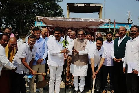 ಚಿಕ್ಕಮಗಳೂರು ವಿಧಾನಸಭಾ ಕ್ಷೇತ್ರದ ಬಾಣೂರು ಗ್ರಾಮ ಪಂಚಾಯಿತಿ ವ್ಯಾಪ್ತಿಯ ಚಿಕ್ಕಬಾಣೂರು ಶಿವಪುರ ಗ್ರಾಮದಲ್ಲಿ ೬೫ ಲಕ್ಷ ರೂ. ವೆಚ್ಚದಲ್ಲಿ ಆಯುಷ್ ಆಸ್ಪತ್ರೆ ಕಟ್ಟಡ ನಿರ್ಮಾಣ ಕಾಮಗಾರಿಗೆ ಶಾಸಕ ಎಚ್.ಡಿ.ತಮ್ಮಯ್ಯ ಶಂಕುಸ್ಥಾಪನೆ ನೆರವೇರಿಸಿದರು. ವಿಶ್ವನಾಥ್, ಉಮಾಕಾಂತ್, ಧನಂಜಯ್, ನಟೇಶ್, ಮಲ್ಲಿಕಾರ್ಜುನ ಮತ್ತಿತರರಿದ್ದರು.
