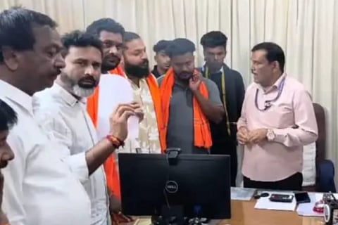 ಚಿಕ್ಕಮಗಳೂರು ಎಂಇಎಸ್ ಕಾಲೇಜಿನಲ್ಲಿ ಅಯ್ಯಪ್ಪ ಮಾಲೆ ಧರಿಸಿದ್ದಕ್ಕೆ ವಿದ್ಯಾರ್ಥಿಗಳನ್ನು ಪ್ರಾಚಾರ್ಯರು ಕಾಲೇಜಿನಿಂದ ಹೊರಕಳಿಸಿದ ಹಿನ್ನೆಲೆಯಲ್ಲಿ ಕಾಲೇಜಿಗೆ ಆಗಮಿಸಿದ ಹಿಂದುಪರ ಸಂಘಟನೆಗಳ ಮುಖಂಡರು ಕಾಲೇಜು ಆಡಳಿತ ಮಂಡಳಿಯವರನ್ನು ತರಾಟೆಗೆ ತೆಗೆದುಕೊಂಡರು.