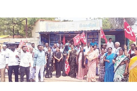 ಗಂಗಾವತಿ ಸಿಬಿಎಸ್ ವೃತ್ತದಲ್ಲಿ ಸಿಐಟಿಯು ಜಿಲ್ಲಾ ಸಮಿತಿ ಸದಸ್ಯರು ಪ್ರತಿಭಟನೆ ನಡೆಸಿದರು. ರಾಜ್ಯ ಕಾರ್ಯದರ್ಶಿ ನಿರುಪಾದಿ ಬೆಣಕಲ್, ಜಿಲ್ಲಾ ಪ್ರಧಾನ ಕಾರ್ಯದರ್ಶಿ ಮಂಜುನಾಥ ಡಗ್ಗಿ, ವಿವಿಧ ಸಂಘಟನೆ ಪದಾಧಿಕಾರಿಗಳಾದ ದುರುಗಮ್ಮ ಹೊಸ್ಕೇರಿ, ಶಿವಕುಮಾರ ಈಚನಾಳ್, ಕೃಷ್ಣಪ್ಪ, ಮಂಜುನಾಥ, ಮೇರಿ ಇತರರಿದ್ದರು.