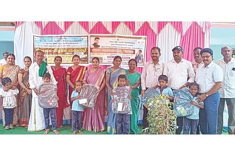 ಹೂವಿನಹಡಗಲಿ ತಾಲೂಕಿನ ಮಾಗಳ ಗ್ರಾಮದ ಪಿಎಂಶ್ರೀ ಸರ್ಕಾರಿ ಮಾದರಿ ಹಿರಿಯ ಪ್ರಾಥಮಿಕ ಶಾಲೆಯಲ್ಲಿ  ಶಾಲಾ ಪ್ರಾರಂಭೋತ್ಸವದಲ್ಲಿ ಬಿಇಒ ಮಂಗಳಾ ಕೆ ವಿದ್ಯಾರ್ಥಿಗಳಿಗೆ ಬ್ಯಾಗ್ ವಿತರಿಸಿದರು. ಎಸ್‌ಡಿಎಂಸಿ ಅಧ್ಯಕ್ಷೆ ಕೆ.ಮಮತಾ, ಬಿಆರ್‌ಸಿ ಎ.ಕೋಟೆಪ್ಪ, ಬಿಆರ್‌ಪಿ ಬಸವರಾಜ, ಮುಖ್ಯ ಶಿಕ್ಷಕ ವಿರೂಪಣ್ಣ,  ಶಿಕ್ಷಕರಾದ ಮಾದೇಶ್ವರ ಕನ್ನಿಹಳ್ಳಿ, ಕೃಷ್ಣಪ್ಪ, ರೇಖಾ, ಗೀತಾ, ರಾಮಕೃಷ್ಣ, ಬಸವರಾಜಯ್ಯ, ಕುಮಾರ್ ಇತರರಿದ್ದರು.