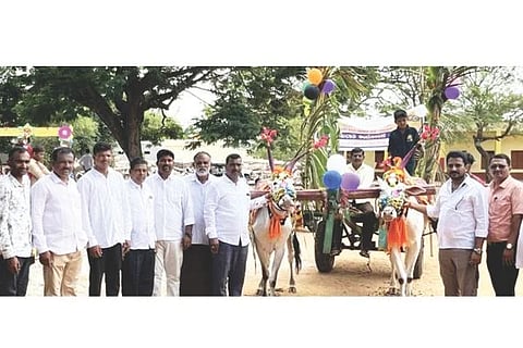 ರಾಮನಗರ ಸರ್ಕಾರಿ ಮಾದರಿ ಹಿರಿಯ ಪ್ರಾಥಮಿಕ ಶಾಲೆಯಲ್ಲಿ ಶಾಲಾ ದಾಖಲಾತಿಗೆ ಪುರಸಭೆ ಮಾಜಿ ಅಧ್ಯಕ್ಷ ಎಂ.ಮರಿರಾಮಪ್ಪ ಚಾಲನೆ ನೀಡಿದರು. ಪುರಸಭೆ ಸದಸ್ಯರಾದ ಜೋಗಿ ಹನುಮಂತಪ್ಪ, ನವೀನ್ ಕುಮಾರ್, ತಾಪಂ ಮಾಜಿ ಸದಸ್ಯ ದೇವೇಂದ್ರ, ಪ್ರಮುಖರಾದ ಗುಂಡ್ರು ಹನುಮಂತಪ್ಪ, ಜಹಾಂಗೀರ್, ಸದ್ದಾಂ, ಮುಖ್ಯಶಿಕ್ಷಕ ಮುರುಗರಾಜ ಇತರರಿದ್ದರು.