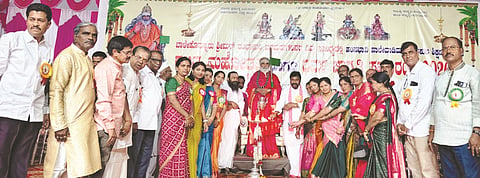 ಹಂಸಭಾವಿಯ ಶಿವಯೋಗೀಶ್ವರ ಆಶ್ರಮದಲ್ಲಿ ನಡೆದ ಹಾಲೇವಾಡಡಿಮಠ ಗುರುಕುಲ ಶಿಕ್ಷಣ ಸಂಸ್ಥೆಯ ರಜತ ಮಹೋತ್ಸವವನ್ನು ಮಾಜಿ ಸಚಿವ ಬಿ.ಸಿ. ಪಾಟೀಲ ಉದ್ಘಾಟಿಸಿದರು. ಬಾಳೆಹೊನ್ನೂರು ಶ್ರೀ ರಂಭಾಪುರಿ ಡಾ. ವೀರಸೋಮೇಶ್ವರ ಜಗದ್ಗುರುಗಳು, ರಟ್ಟಿಹಳ್ಳಿ ಶಿವಲಿಂಗ ಶಿವಾಚಾರ್ಯರು, ರಾಣೆಬೆನ್ನೂರು ಶಿವಯೋಗಿ ಶಿವಾಚಾರ್ಯರು ಇತರರಿದ್ದರು.