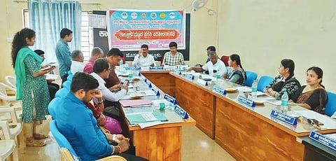 ಹೊಸನಗರ ತಾಪಂ ಸಭಾಂಗಣದಲ್ಲಿ ಗ್ಯಾರಂಟಿ ಅನುಷ್ಠಾನ ಸಮಿತಿ ತಾಲೂಕು ಅಧ್ಯಕ್ಷ ಚಿದಂಬರ್ ಅಧ್ಯಕ್ಷತೆಯಲ್ಲಿ ಗ್ಯಾರಂಟಿ ಅನುಷ್ಠಾನ ಸಭೆ ನಡೆಯಿತು. ಸಂತೋಷ್, ಅನಿಲ್, ಕರುಣಾಕರ ಇತರರಿದ್ದರು.