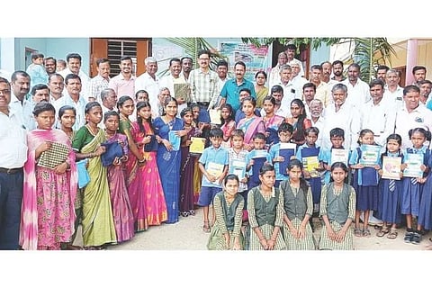 ಹುಲಿಕಟ್ಟಿ ಸರ್ಕಾರಿ ಹಿರಿಯ ಪ್ರಾಥಮಿಕ ಶಾಲೆಯ ಮಕ್ಕಳಿಗೆ ಸಮವಸ್ತ್ರ, ಹಾಗೂ ಪುಸ್ತಕ ವಿತರಣೆ ಮಾಡಲಾಯಿತು. ಬಿಇಒ ಎಚ್.ಲೇಪಾಕ್ಷಪ್ಪ,  ತಾಪಂ ಮಾಜಿ ಸದಸ್ಯ ಹುಲಿಕಟ್ಟಿ ಚಂದ್ರಪ್ಪ, ಎಸ್ಡಿಎಂಸಿ ಅಧ್ಯಕ್ಷ ನಾಗರಾಜ, ಗ್ರಾಪಂ ಸದಸ್ಯರಾದ ಟಿ ಹಾಲೇಶ್, ಅಂಗಡಿ ಇಮಾಮ್ ಸಾಹೇಬ್, ಜೋಗಪ್ಪರ ಪರಸಪ್ಪ, ಭೋವಿ ವೀರೇಶ, ಅಂಗಡಿ ಮೆಹಬೂಬ್ ಸಾಬ್ ಇತರರಿದ್ದರು.