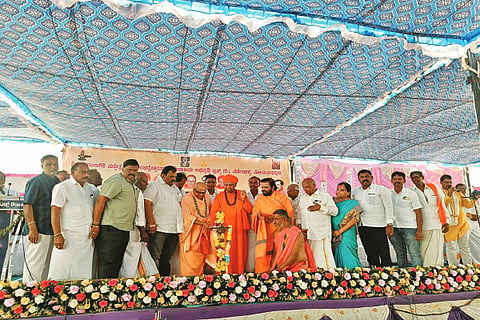 ಕಡೂರಿನ ಶಿವಗಂಗಾ ಗಿರಿ ಕ್ಷೇತ್ರದ ಶ್ರೀವೀರಭದ್ರೇಶ್ವರ ಸ್ವಾಮಿಯ ನೂತನ ದೇವಾಲಯ ಪ್ರವೇಶೋತ್ಸವ ಹಾಗೂ ವಿಮಾನ ಗೋಪುರ ಕಳಸಾರೋಹಣ ಮಹೋತ್ಸವದ ಧಾರ್ಮಿಕ ಸಮಾರಂಭವನ್ನು ಶ್ರೀ ಜಗದ್ಗುರು ಪಂಚಮ ಶಿವಲಿಂಗೇಶ್ವರ ಸ್ವಾಮೀಜಿ ಉದ್ಘಾಟಿಸಿದರು.