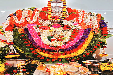 ಕಡೂರಿನ ಖಂಡುಗದಹಳ್ಳಿ ಶ್ರೀಚೌಡೇಶ್ವರಿ ದೇವಿಗೆ ವಿಶೇಷ ಹೂವಿನ ಅಲಂಕಾರ ಮಾಡಿರುವುದು.