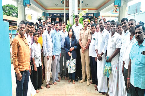 ಕಡೂರಿನ ನಿಡಘಟ್ಟ ಗ್ರಾಮದ ಆಂಜನೇಯ ಸ್ವಾಮಿ ದೇವಾಲಯಕ್ಕೆ ತಹಸೀಲ್ದಾರ್ ಸಿ.ಎಸ್.ಪೂರ್ಣಿಮಾ ನೇತೃತ್ವದಲ್ಲಿ ದಲಿತರು ದೇಗುಲ ಪ್ರವೇಶಿಸಿದರು. 