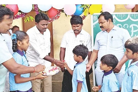 ಕಂಪ್ಲಿ ಫ್ಯಾಕ್ಟರಿ ಸಹಿಪ್ರಾ ಶಾಲೆಯ ಮಕ್ಕಳಿಗೆ ಗುಲಾಬಿ ಕೊಟ್ಟು ಶಾಲೆಗೆ ಸ್ವಾಗತಿಸಲಾಯಿತು. ಮುಖ್ಯಶಿಕ್ಷಕ ಹನುಮಂತಪ್ಪ, ಪ್ರಮುಖರಾದ ರಾಮಲಿಂಗ, ಬಿ.ಶೇಖರ್, ನಾಗರಾಜ, ಆದಿನಾರಾಯಣ ಇತರರಿದ್ದರು.