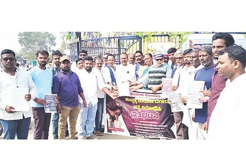 ಕಂಪ್ಲಿಯಲ್ಲಿ ಸಮಾನ ಮನಸ್ಕರ ಪ್ರಗತಿಪರ ಸಂಘಟನೆಗಳ ಒಕ್ಕೂಟದ ಪದಾಧಿಕಾರಿಗಳು ಶಿರಸ್ತೇದಾರ್ ಜಿ.ಪಂಪಾಪತಿಗೆ ಮನವಿ ಸಲ್ಲಿಸಿದರು. ಪದಾಧಿಕಾರಿಗಳಾದ ಕರಿಯಪ್ಪ ಗುಡಿಮನಿ, ವಸಂತರಾಜ ಕಹಳೆ, ನೀಲಪ್ಪ ಪೇಂಟರ್, ಎ.ಎಸ್.ಯಲ್ಲಪ್ಪ, ಕೆ.ಲಕ್ಷ್ಮಣ, ಎಸ್.ಬಸವರಾಜ ಇತರರಿದ್ದರು.in the name of teachers