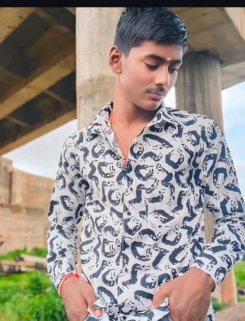 ಕುಂದಗೋಳದಲ್ಲಿ ಬಸ್ ಮತ್ತು ಟಿಪ್ಪರ್ ಲಾರಿ ಮಧ್ಯೆ ಸಂಭವಿಸಿದ ಬಸ್ ಅಪಘಾತದಲ್ಲಿ ಮೃತಪಟ್ಟ ಐಟಿಐ ವಿದ್ಯಾರ್ಥಿ ಫಕೀರೇಶ ಚನ್ನಯ್ಯ ಮುತ್ತಳ್ಳಿಮಠ. 