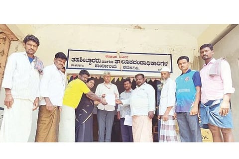 ಕನಕಗಿರಿ ತಹಸಿಲ್ ಕಚೇರಿ ಶಿರಸ್ತೇದಾರ್ ಸುನಿಲ ಅವರಿಗೆ ಸಿಐಟಿಯು ತಾಲೂಕು ಘಟಕದಿಂದ ಮನವಿ ಸಲ್ಲಿಸಲಾಯಿತು. ಜಿಲ್ಲಾ ಖಜಾಂಚಿ ಲಕ್ಷ್ಮೀ ಸೋನಾರೆ, ತಾಲೂಕು ಅಧ್ಯಕ್ಷ ಮಲ್ಲಪ್ಪ ಮ್ಯಾಗಡೆ, ಪದಾಧಿಕಾರಿಗಳಾದ ನಿಂಗಪ್ಪ, ಶಿವು, ಮರಿಯಪ್ಪ, ಮೌಲಾ ಹುಸೇನ, ಹೊನ್ನೂರು ಸಾಬ್, ಪರಶುರಾಮ, ರಮೇಶ್, ಹನುಮಂತ, ಬಾಳಪ್ಪ ಹುಲಿಹೈದರ ಇತರರಿದ್ದರು.