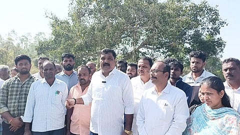 ಸಂತೇಬಾಚಹಳ್ಳಿ ಹೋಬಳಿಯ ಬಿಲ್ಲೇನಹಳ್ಳಿಗೆ ಶಾಸಕ ಎಚ್.ಟಿ.ಮಂಜು ಭೇಟಿ ನೀಡಿ ದನಗಳ ಜಾತ್ರೆ ನಡೆಯುವ ಸ್ಥಳವನ್ನು ಪರಿಶೀಲಸಿದರು.
