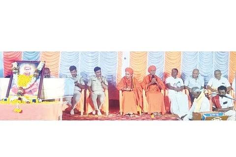 ಕುರುಗೋಡಿನ ವಿರಕ್ತ ಮಠದಲ್ಲಿ ಶ್ರೀ ನಿರಂಜನ ಜಗದ್ಗುರು ಸಂಗನ ಬಸವ ಸ್ವಾಮೀಜಿಗಳ ಪುಣ್ಯಸ್ಮರಣೆ ಕಾರ್ಯಕ್ರಮದಲ್ಲಿ ಕೊಟ್ಟೂರು ಮಠದ ಪೀಠಾಧಿಪತಿ ನಿರಂಜನ ಪ್ರಭುಲಿಂಗ ಸ್ವಾಮೀಜಿ ಮಾತನಾಡಿದರು. ಸೋಮಸಮುದ್ರ ಕೊಟ್ಟೂರು ಸ್ವಾಮಿ ಮಠದ ಸಿದ್ದಲಿಂಗ ಸ್ವಾಮೀಜಿ, ಅಖಿಲ ಭಾರತ ವೀರಶೈವ ಮಹಾಸಭಾ ತಾಲೂಕು ಅಧ್ಯಕ್ಷ ಅರವಿ ಶರಣಬಸವಗೌಡ, ವೀರಶೈವ ಕ್ಷೇಮಾಭಿವೃದ್ಧಿ ಸಂಘದ ಅಧ್ಯಕ್ಷ ಪ್ರೇಮ್ ಕುಮಾರ್, ಸಿಪಿಐ ವಿಶ್ವನಾಥ್ ಹಿರೇಗೌಡರ್, ಪಿಎಸ್‌ಐ ಸುಪ್ರೀತ್ ವಿರೂಪಾಕ್ಷಪ್ಪ ಇದ್ದರು.