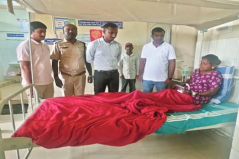 ಮೂಡಿಗೆರೆಯಲ್ಲಿ ಕಾಡಾನೆ ದಾಳಿಗೆ ತುತ್ತಾಗಿ ಹಾಸನ ಜಿಲ್ಲಾಸ್ಪತ್ರೆಯಲ್ಲಿ ಚಿಕಿತ್ಸೆ ಪಡೆಯುತ್ತಿರುವ ಗುರುವಮ್ಮ ಅವರ ಅರೋಗ್ಯವನ್ನು ಎಸಿಎಫ್ ಆಕರ್ಷ್,ಆರ್‌ಎಫ್‌ಒ ಮಂಜುನಾಥ್, ಎಆರ್‌ಎಫ್‌ಒ ರವಿರಾಜ್, ಗ್ರಾಮದ ಮುಖಂಡ ದೀಪಕ್ ವಿಚಾರಿಸಿದರು