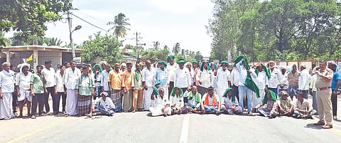 ತಮಿಳುನಾಡಿಗೆ ಕಾವೇರಿ ನೀರು ಹರಿಸಬಾರದು ಎಂದು ಆಗ್ರಹಿಸಿ ಕರ್ನಾಟಕ ರಾಜ್ಯ ರೈತ ಸಂಘ(ಮೂಲ ಸಂಘಟನೆ) ಕಾರ್ಯಕರ್ತರು ಶನಿವಾರ ತಾಲೂಕಿನ ಟಿ.ಕಾಗೇಪುರ ಬಳಿ ರಾಜ್ಯ ಹೆದ್ದಾರಿಯಲ್ಲಿ ವಾಹನ ಸಂಚಾರ ತಡೆದು ಪ್ರತಿಭಟನೆ ನಡೆಸಿದರು.