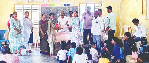 1 ಎಂಎಲ್‌ವಿ 3 ಮಳವಳ್ಳಿ ತಾಲೂಕಿನ ರಾಗಿಬೊಮ್ಮನಹಳ್ಳಿ ಸರ್ಕಾರಿ ಶಾಲೆಯಲ್ಲಿ ವಿದ್ಯಾರ್ಥಿಗಳಿಗೆ ಮುಖ್ಯಶಿಕ್ಷಕ ಜಯಸ್ವಾಮಿ ಪಠ್ಯಪುಸ್ತಕ ವಿತರಣೆ ಮಾಡಿದರು. ಪವಿತ್ರಮ್ಮ, ನಾಗರಾಜು, ಸಾಮ್‌ವೆಲ್, ವಾಣಿ, ಸಾವಿತ್ರಮ್ಮ, ರತ್ನಮ್ಮ, ಮಹದೇವಸ್ವಾಮಿ, ಪ್ರಸಾದ್, ಶಿವಕುಮಾರ್, ಮಹೇಶ್ ಇದ್ದರು.