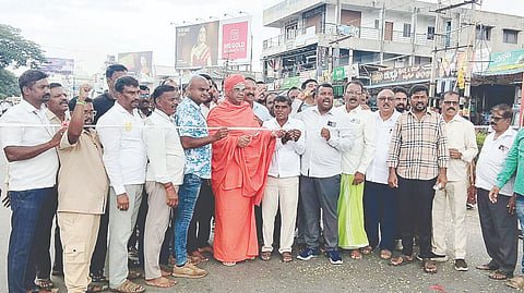 ಮಳವಳ್ಳಿ ಪಟ್ಟಣದಲ್ಲಿ ಬೃಹತ್ ರಕ್ತದಾನ ಶಿಬಿರ ಆಯೋಜನೆ ಹಿನ್ನೆಲೆಯಲ್ಲಿ ಪಟ್ಟಣದ ಪ್ರಮುಖ ವೃತ್ತದಲ್ಲಿ ಪ್ರಚಾರ ಫಲಕ ದ್ವಾರವನ್ನು ಕುಂದೂರು ರಸಸಿದ್ದೇಶ್ವರ ಮಠದ ಶ್ರೀ ನಂಜುಂಡ ಸ್ವಾಮೀಜಿ ಉದ್ಘಾಟಿಸಿದರು. ವಿವಿಧ ಸಂಘ ಸಂಸ್ಥೆಗಳ ಪದಾಧಿಕಾರಿಗಳು, ಸಮಾಜ ಸೇವಕರು ಇದ್ದರು.