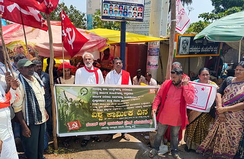 ಮಳವಳ್ಳಿ ಪಟ್ಟಣದ ಅನಂತರಾಮ್ ವೃತ್ತದಲ್ಲಿ ಶುಕ್ರವಾರ ಸಿಐಟಿಯು ಸಂಘಟನೆ ವತಿಯಿಂದ ಶುಕ್ರವಾರ ಕಾರ್ಮಿಕ ದಿನಾಚರಣೆ ಕಾರ್ಯಕ್ರಮದಲ್ಲಿ ಸಿಐಟಿಯು ಮುಖಂಡ ರಾಮಕೃಷ್ಣ ಮಾತನಾಡಿರು. ದೇವಿ, ತಿಮ್ಮೇಗೌಡ , ಮಹದೇವಮ್ಮ,  ಭರತ್ ರಾಜ್,  ಸುಶೀಲಾ, ಆನಂದ್, ಶಿವಮಲ್ಲಯ್ಯ, ಮಾದಪ್ಪ, ಮಂಟೇಸ್ವಾಮಿ,  ಚಂದ್ರಶೇಖರ,  ಪ್ರಕಾಶ್, ಸುಧಾ, ಗೌರಮ್ಮ  ಇದ್ದರು. 