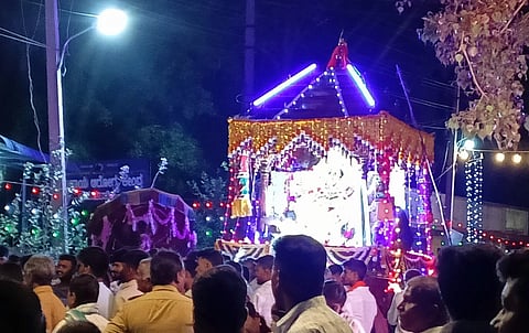  . ಯುಗಾದಿ ಹಬ್ಬದ ಅಂಗವಾಗಿ ಶ್ರೀ ರಾಕಸಮ್ಮ ನ ರಥೋತ್ಸವ ಗುರುವಾರ ಸಂಜೆ ಗ್ರಾಮದಲ್ಲಿ ಬಹಳ ವಿಜೃಂಭಣೆಯಿಂದ ಜರುಗಿತ್ತು 