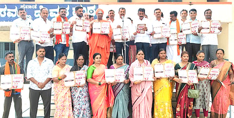 ನೆಲಮಂಗಲ ಬಸವಣ್ಣ ದೇವರ ಮಠದ ಆವರಣದಲ್ಲಿ ಹಿಂದೂ ಮಹಾಗಣಪತಿ ಪ್ರತಿಷ್ಠಾಪನೆಯ ಕರಪತ್ರವನ್ನು ಶ್ರೀ ಸಿದ್ದಲಿಂಗ ಸ್ವಾಮೀಜಿ ಬಿಡುಗಡೆ ಮಾಡಿದರು. ಬಿಜೆಪಿ ತಾಲೂಕು ಅಧ್ಯಕ್ಷ ಜಗದೀಶ್​ ಚೌಧರಿ, ಹಿಂದೂ ಮಹಾಗಣಪತಿ ಸಮಿತಿ ಅಧ್ಯಕ್ಷ ಡಾ.ರಮೇಶ್​, ಉಪಾಧ್ಯಕ್ಷ ಎಚ್​.ಜಿ.ರಾಜು, ಸತೀಶ್​, ಸೀತರಾಮ್​, ಕೆ.ಪಿ.ಬೃಂಗೇಶ್​, ಸುಬ್ರಮಣಿ ಇದ್ದರು.