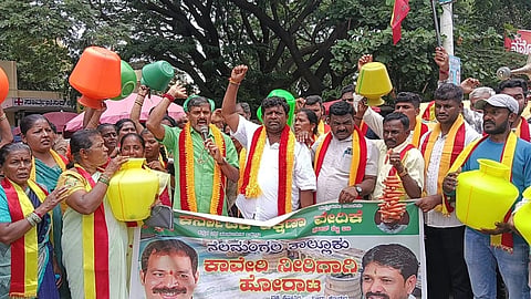 ತಮಿಳುನಾಡಿಗೆ ಕಾವೇರಿ ನೀರು ಹರಿಸದಂತೆ ಒತ್ತಾಯಿಸಿ ನೆಲಮಂಗದಲ್ಲಿ ಕರವೇ ನೇತೃತ್ವದಲ್ಲಿ ಪ್ರತಿಭಟನೆ ನಡೆಸಲಾಯಿತು. ಕರವೇ ಉಪಾಧ್ಯಕ್ಷ ಜಿ.ಉಮೇಶ್​ಗೌಡ, ತಾಲೂಕು ಅಧ್ಯಕ್ಷ ರಾವೇಂದ್ರ, ಮಹಿಳಾ ಟಕ ಅಧ್ಯೆ ಶೈಲಜಾ, ನಗರ ಅಧ್ಯಕ್ಷ ರಂಗಸ್ವಾಮಿ, ವಿದ್ಯಾರ್ಥಿ ಟಕ ಅಧ್ಯಕ್ಷ ದಿಲೀಪ್​, ಯುವ ಟಕ ಅಧ್ಯಕ್ಷ ಅಮ್ಜದ್​ಖಾನ್​ ಇದ್ದರು.
