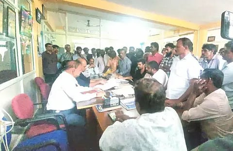 ಎನ್.ಆರ್.ಪುರ ತಾಲೂಕು ಹೊನ್ನೇಕುಡಿಗೆ ಗ್ರಾಪಂ ರೈತರು ಹಾಗೂ ಗ್ರಾಮಸ್ಥರು ಅಧಿಕಾರಿಗಳೊಂದಿಗೆ ಚರ್ಚೆ ನಡೆಸಿದರು.