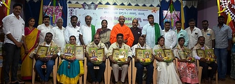 ಪಾಂಡವಪುರ ಪಟ್ಟಣದ ಕಸಾಪ ಭವನದಲ್ಲಿ ನಡೆದ ಕಾರ್ಯಕ್ರಮದಲ್ಲಿ ಶಿಕ್ಷಕರಿಗೆ ಕುವೆಂಪು ಶಿಕ್ಷಣ ಚೇತನ ಪ್ರಶಸ್ತಿ, ಪ್ರೊ.ದೊಡ್ಡರಸಿಕೆರೆ ಮಾಯಪ್ಪ ಅವರಿಗೆ ನರಹಳ್ಳಿ ಬಾಲಸುಬ್ರಹ್ಮಣ್ಯ ಗುರು ಶ್ರೇಷ್ಠ ಪ್ರಶಸ್ತಿ ಪ್ರದಾನ ಮಾಡಲಾಯಿತು. ಶ್ರೀ ನಿಶ್ಚಲಾನಂದನಾಥ ಸ್ವಾಮೀಜಿ, ಶಾಸಕ ದರ್ಶನ್ ಪುಟ್ಟಣ್ಣಯ್ಯ, ಎಚ್.ಸಿ.ಪುಟ್ಟಸ್ವಾಮಿಗೌಡ, ಜ್ಞಾನೇಶ್, ಕೋಕಿಲಾ ಇದ್ದರು.