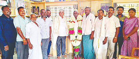 ಪಾಂಡವಪುರ ತಾಲೂಕಿನ ಸುಂಕಾತೊಣ್ಣೂರು ಗ್ರಾಮದ ಹಾಲು ಉತ್ಪಾದಕರ ಸಹಕಾರ ಸಂಘದ ನೂತನ ಅಧ್ಯಕ್ಷರಾಗಿ ಅವಿರೋಧ ಆಯ್ಕೆಯಾದ ಲೋಕೇಶ್ ಅವರನ್ನು ಮಾಜಿ ಸಚಿವ ಸಿ.ಎಸ್.ಪುಟ್ಟರಾಜು ಅವರು ಅಭಿನಂಧಿಸಿದರು.