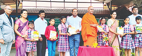 ಪಾಂಡವಪುರ ತಾಲೂಕಿನ ಚಲುವರಸನಕೊಪ್ಪಲು ಗ್ರಾಮದ ಸರ್ಕಾರಿ ಶಾಲೆಯ ಮಕ್ಕಳಿಗೆ ವಿಶ್ವ ಒಕ್ಕಲಿಗರ ಮಠದ ಪೀಠಾಧ್ಯಕ್ಷ ನಿಶ್ಚಲಾನಂದ ಸ್ವಾಮೀಜಿ ನೋಟ್ ಬುಕ್ ವಿತರಿಸಿದರು.