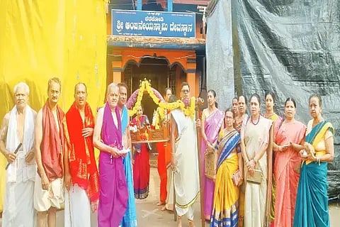 ಸಾಗರದ ಪ್ರಮುಖ ಬೀದಿಗಳಲ್ಲಿ ಹನುಮ ಜಯಂತಿ ಅಂಗವಾಗಿ ಪಲ್ಲಕ್ಕಿ ಉತ್ಸವ ನಡೆಸಲಾಯಿತು. ವೆಂಕಟೇಶ್ ಕಟ್ಟಿ, ಬದ್ರಿನಾಥ್, ವೈ.ಮೋಹನ್ ಇತರರಿದ್ದರು.