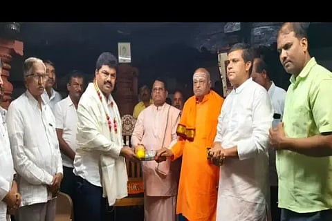 ತೊಗರ್ಸಿಯಲ್ಲಿ ಮಳೆ ಹಿರೇಮಠ, ಪಂಚವಣ್ಣಿಗೆ ಮಠದ ಪೂಜ್ಯತ್ರಯರು ಸಂಸದ ಬಿ.ವೈ.ರಾಘವೇಂದ್ರ ಅವರನ್ನು ಫಲ-ಪುಷ್ಪ ನೀಡಿ ಆಶೀರ್ವದಿಸಿದರು. ಶ್ರೀ ಮಹಂತ ದೇಶೀಕೇಂದ್ರ ಸ್ವಾಮೀಜಿ, ಚನ್ನವೀರ ದೇಶೀಕೇಂದ್ರ ಶ್ರೀ, ಅಭಿನವ ಮಹಂತ ಶ್ರೀ, ಕೊಳಗಿ ರೇವಣಪ್ಪ, ಕವಲಿ ಸುಬ್ರಹ್ಮಣ್ಯ, ಮಲ್ಲನಗೌಡ ಇತರರಿದ್ದರು.