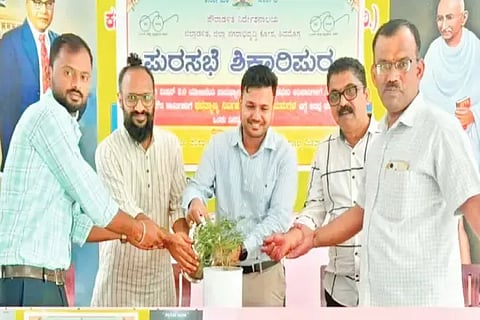 ಶಿಕಾರಿಪುರದಲ್ಲಿ ಆಯೋಜಿಸಿದ್ದ ತ್ಯಾಜ್ಯ ನಿರ್ವಹಣೆ ಕಾರ್ಯಾಗಾರವನ್ನು ಪುರಸಭೆ ಮುಖ್ಯಾಧಿಕಾರಿ ಭರತ್ ಉದ್ಘಾಟಿಸಿದರು. ಸಂಪತ್, ಮಂಜುನಾಥ್, ರಾಜಕುಮಾರ್ ಇತರರಿದ್ದರು.