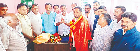 ಕೃಷಿ ಪ್ರಾಥಮಿಕ ಸಹಕಾರ ಸಂಘದ ಅಧ್ಯಕ್ಷರಾಗಿ ಆಯ್ಕೆಯಾದ ನಿಖಿಲ್ ಅವರನ್ನು ಶಾಸಕ ಸಿಮೆಂಟ್ ಮಂಜು ಅಭಿನಂದಿಸಿದರು. ಬಿಜೆಪಿ ತಾಲೂಕು ಅಧ್ಯಕ್ಷ ವಳಲಹಳ್ಳಿ ಅಶ್ವಥ್, ಕಾರ್ಯದರ್ಶಿ ಸೋಮಶೇಖರ್, ಟಿಎಪಿಸಿಎಂಎಸ್ ಅಧ್ಯಕ್ಷ ಶಶಿಕುಮಾರ್, ಮುಖಂಡರಾದ ರಾಜ್‌ಕುಮಾರ್, ರಾಜಶೇಖರ್ ಮತ್ತಿತರರಿದ್ದರು.